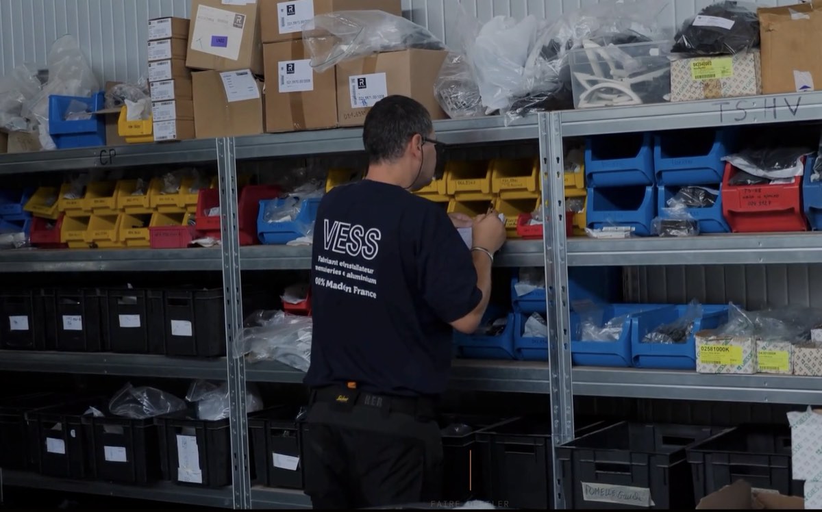 Préparation des accessoires et de la quincaillerie à l'atelier VESS