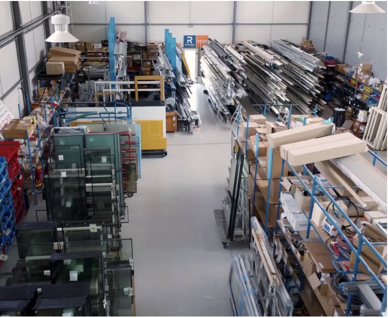 Stock de profilés aluminium et vitrages dans l'atelier VESS