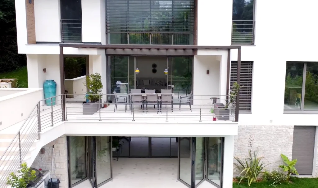 Façade de villa contemporaine équipée de menuiseries et de volets aluminium VESS